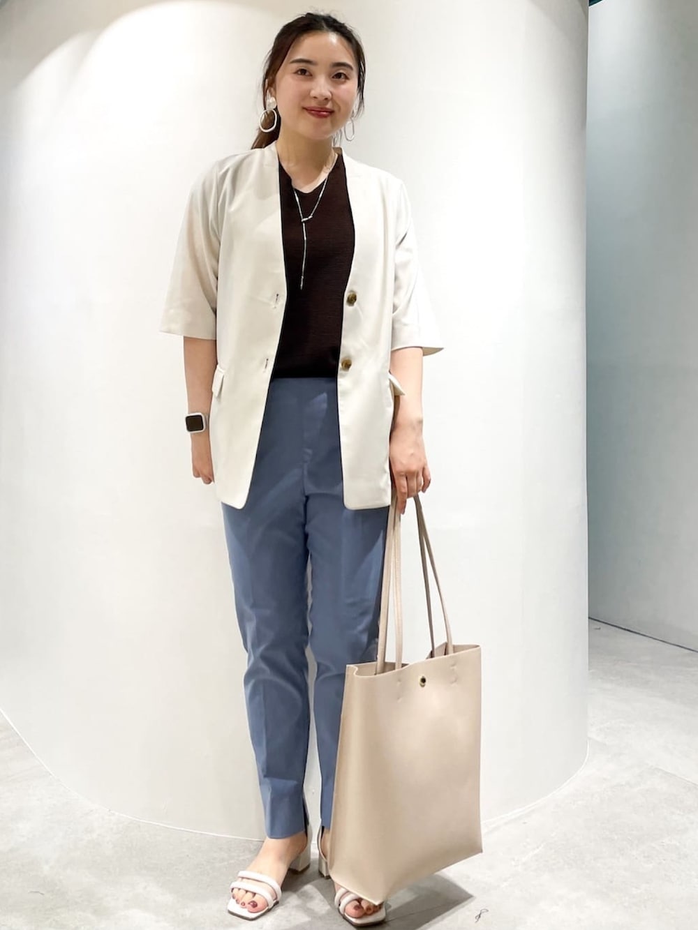 ブルー系のその他パンツ、ベージュ系のトートバッグ、ベージュ系のノーカラージャケットを着用したレディースの夏コーディネートの4枚目の写真