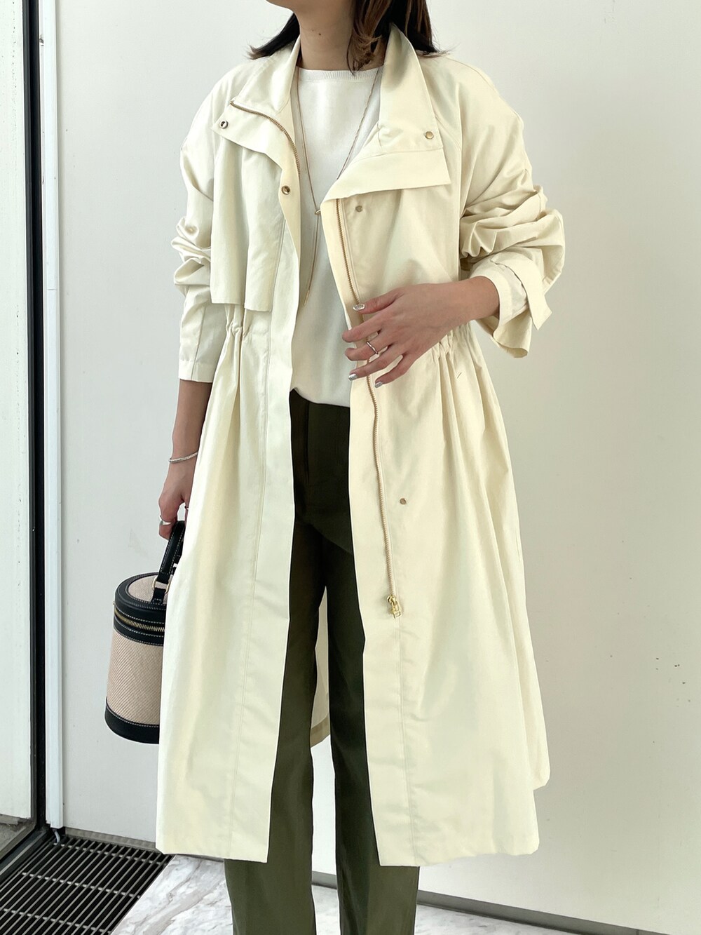 ホワイト系のその他アウター、ホワイト系のニット/セーター、グリーン系のその他パンツを着用したレディースの春コーディネートの3枚目の写真