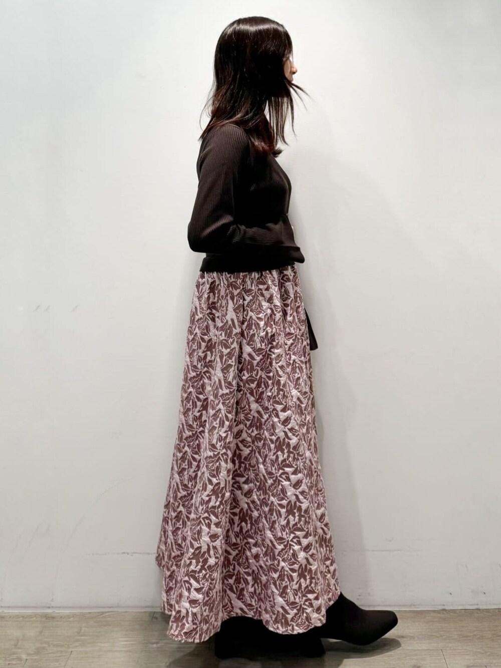 ピンク系のワンピース、ブラウン系のブーツを着用したレディースの秋コーディネートの3枚目の写真