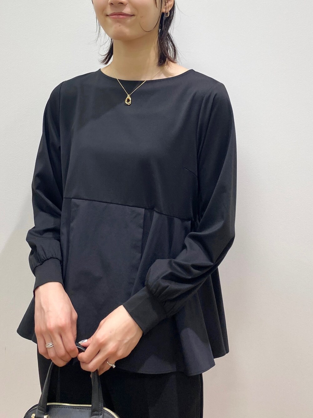 ブラック系のTシャツ/カットソー、ブラック系のその他パンツ、グリーン系のパンプスを着用したレディースの冬コーディネートの3枚目の写真