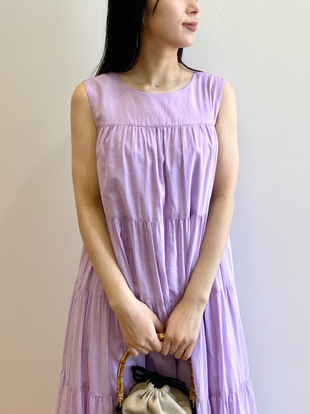 パープル系のワンピース、ブラック系のトートバッグ、ブラック系のサンダルを着用したレディースの夏コーディネートの5枚目の写真