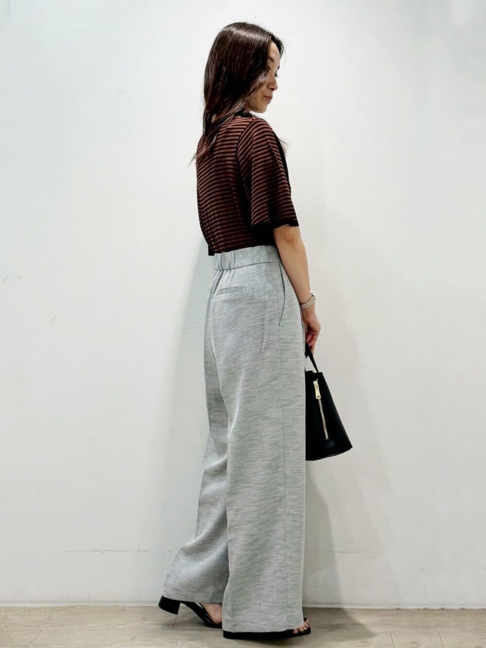 ブラウン系のニット/セーター、ブラック系のその他パンツ、ブラック系のサンダルを着用したレディースの夏コーディネートの5枚目の写真