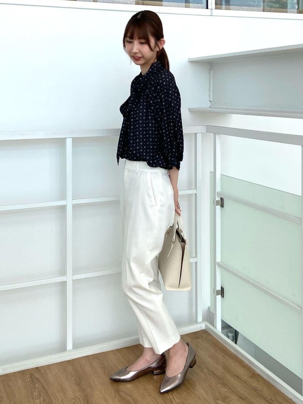 ブラック系のシャツ/ブラウス、シルバー系のパンプス、ホワイト系のその他パンツを着用したレディースの夏コーディネートの3枚目の写真