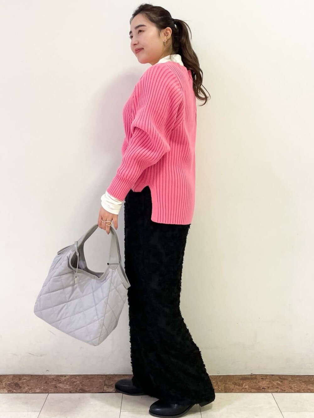 ブラック系のその他パンツ、グレー系のトートバッグ、ピンク系のニット/セーターを着用したレディースの秋コーディネートの2枚目の写真