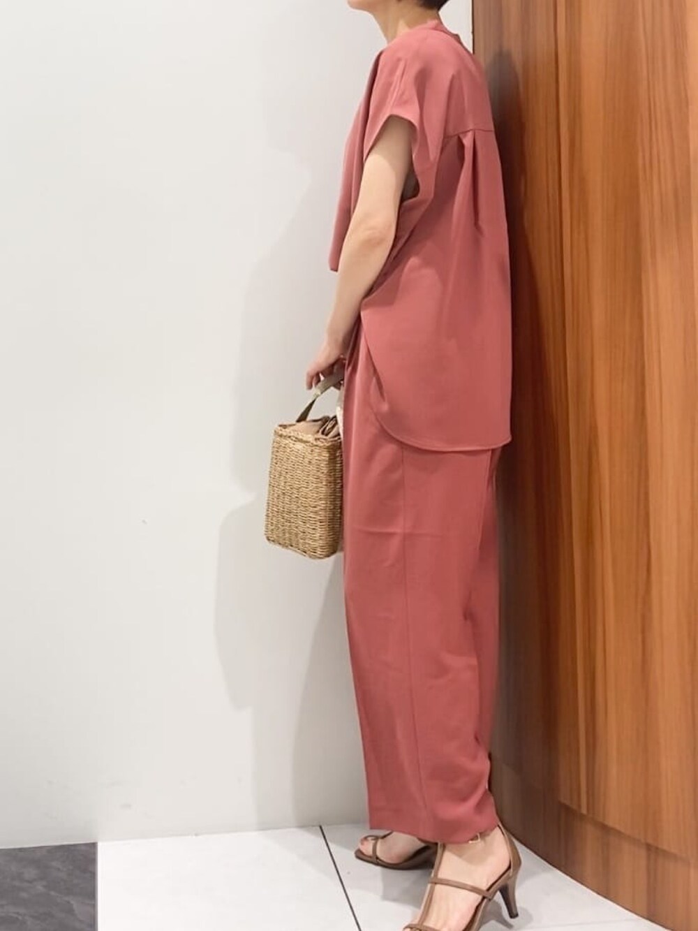 ホワイト系のカーディガン/ボレロ、レッド系のシャツ/ブラウス、レッド系のその他パンツを着用したレディースの春コーディネートの5枚目の写真