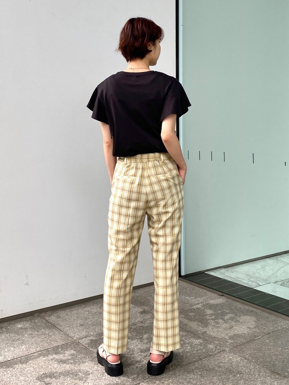 ブラック系のTシャツ/カットソー、イエロー系のその他パンツ、ホワイト系のサンダルを着用したレディースの夏コーディネートの3枚目の写真