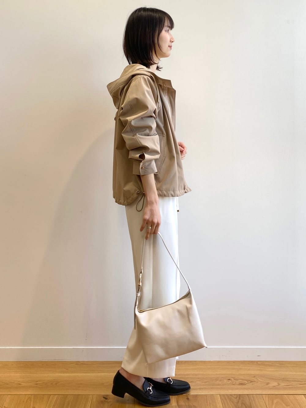 ホワイト系のその他パンツ、ホワイト系のその他シューズ、ブラック系のショルダーバッグを着用したレディースの春コーディネートの2枚目の写真