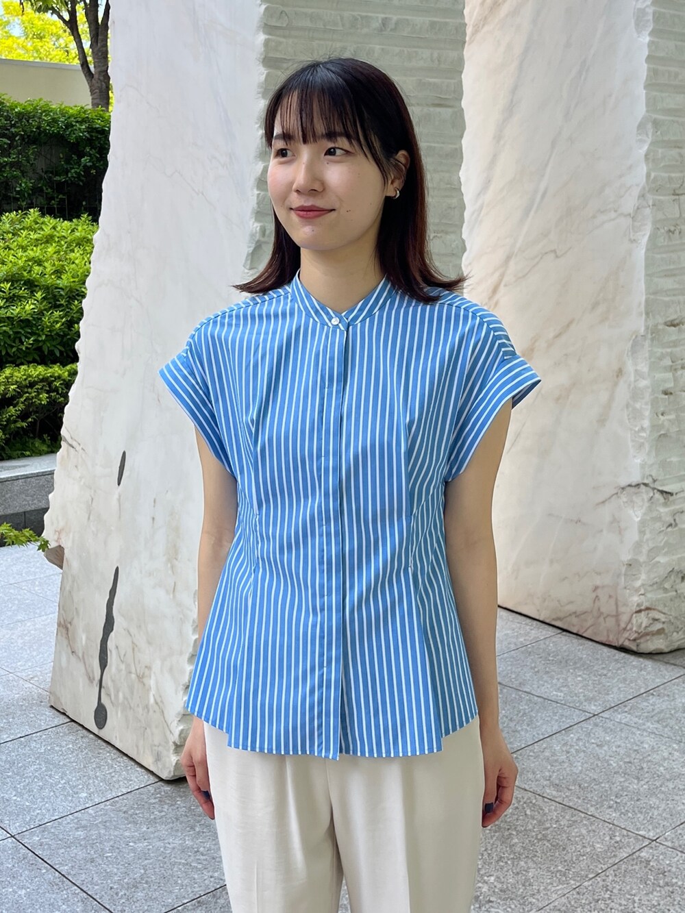 ブルー系のシャツ/ブラウス、ベージュ系のその他パンツ、ブラック系のサンダルを着用したレディースの夏コーディネートの4枚目の写真