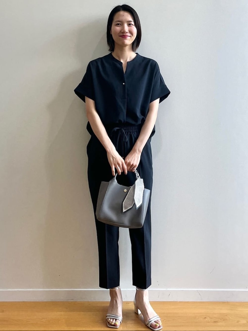 ブルー系のシャツ/ブラウス、ブルー系のその他パンツ、グレー系のトートバッグを着用したレディースの夏コーディネートの2枚目の写真