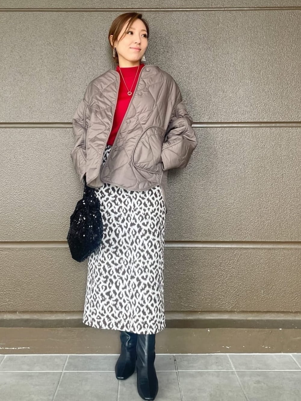 「ニット、リバーシブル、コート、冬コーデ、アウター、秋コーデ、レオパード、柄スカート、休日スタイル、ootd、OPAQUE.CLIP、オペークドットクリップ」|「OPAQUE.CLIPの《リバーシブル》キルティング×フェイクファージャケット【洗濯機洗い可】(ノーカラーコート、ブラウン系)」を使った、OPAQUE.CLIPスタッフさん(レディース・162cm)の秋コーディネートの4枚目の写真