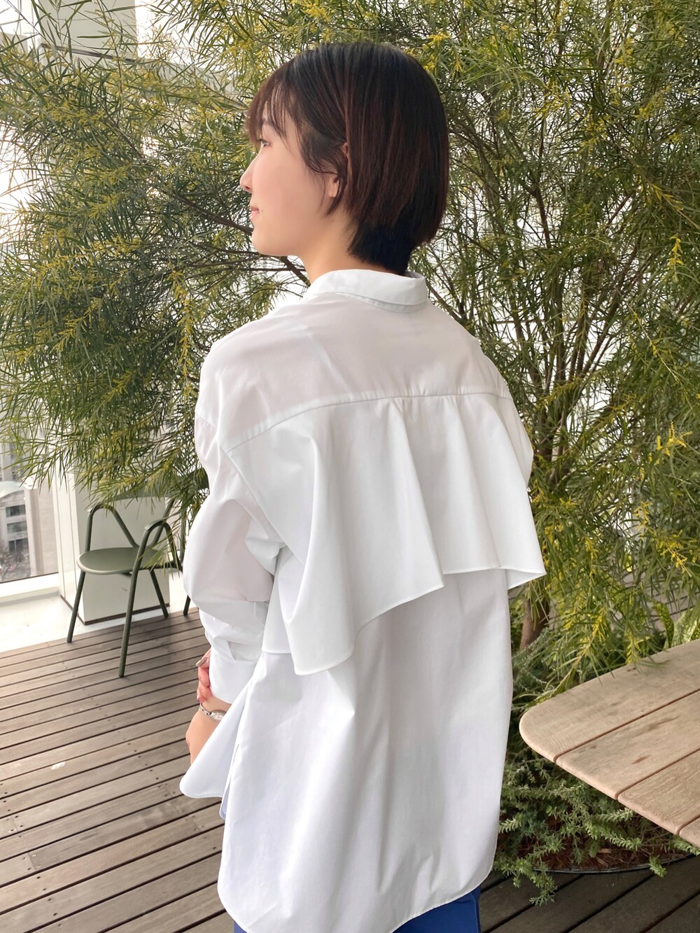 ホワイト系のシャツ/ブラウス、ブルー系のその他パンツ、ブラック系のサンダルを着用したレディースの春コーディネートの3枚目の写真