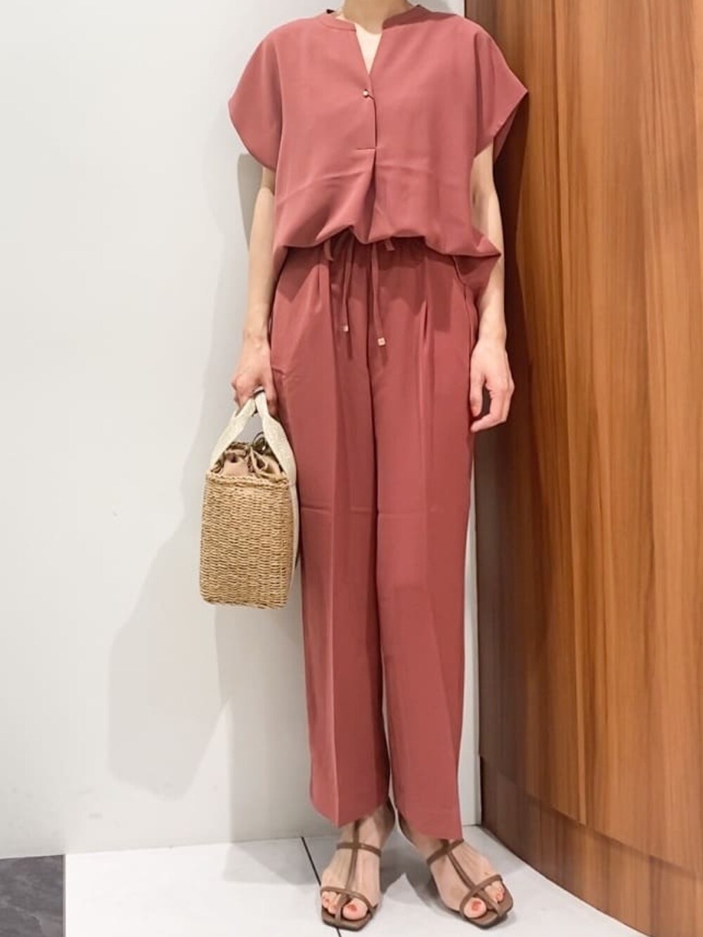 ホワイト系のカーディガン/ボレロ、レッド系のシャツ/ブラウス、レッド系のその他パンツを着用したレディースの春コーディネートの4枚目の写真