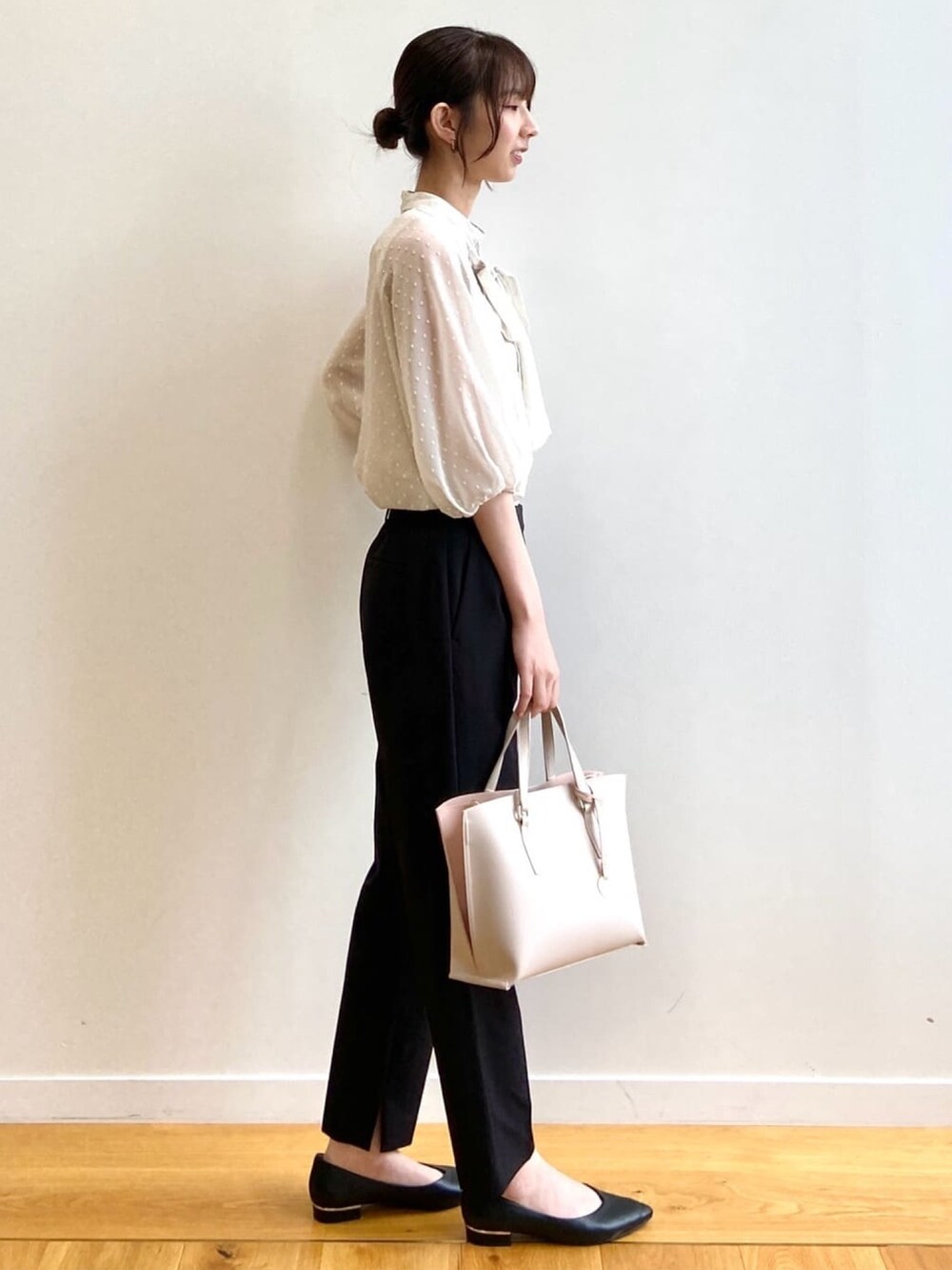 ホワイト系のシャツ/ブラウス、ブラック系のその他パンツ、ホワイト系のトートバッグを着用したレディースの夏コーディネートの4枚目の写真