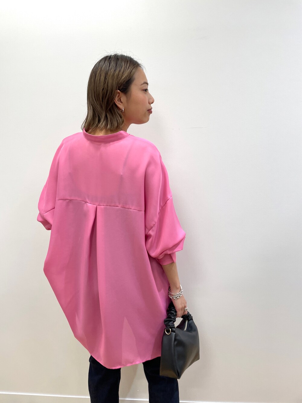 ピンク系のシャツ/ブラウス、ブルー系のデニムパンツ、ブラック系のショルダーバッグを着用したレディースの夏コーディネートの4枚目の写真