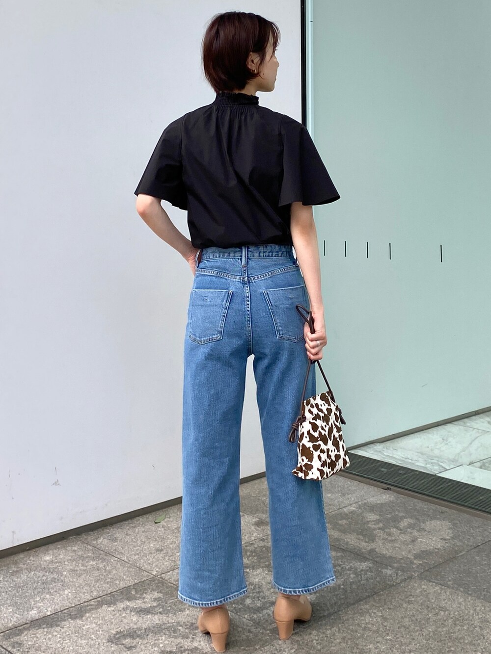 ブラック系のシャツ/ブラウス、ブラウン系のショルダーバッグ、ベージュ系のパンプスを着用したレディースの夏コーディネートの4枚目の写真