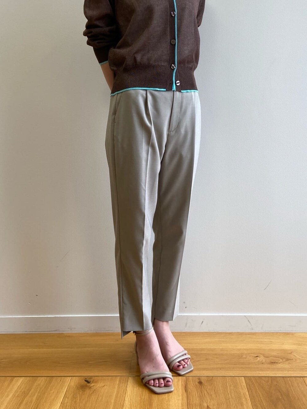 ブラウン系のカーディガン/ボレロ、グレー系のその他パンツ、ベージュ系のサンダルを着用したレディースの夏コーディネートの6枚目の写真