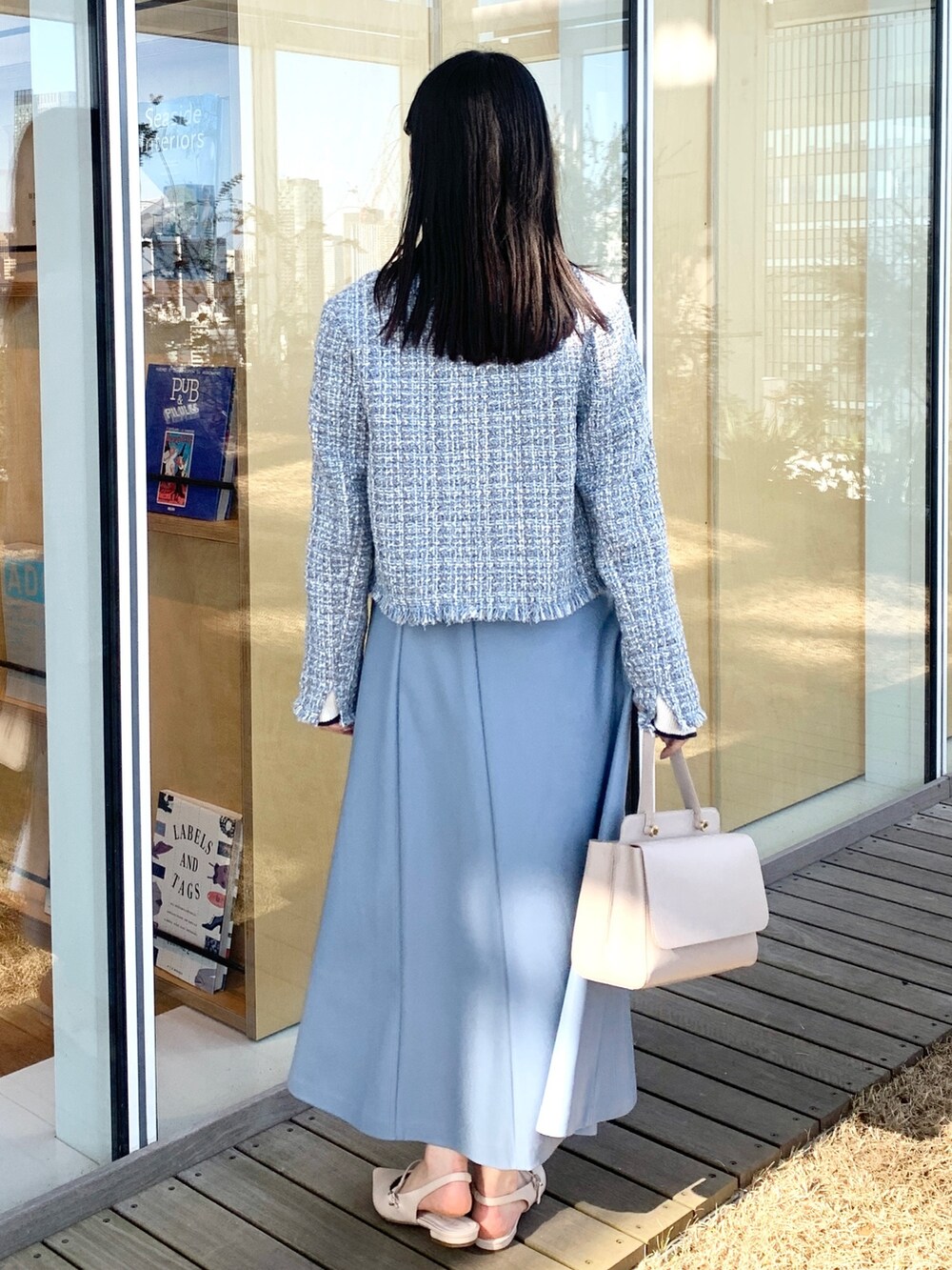 「春服デビュー宣言、ジャケット、きれいめカジュアル、パステル映える春、春服みてみて、ツイードジャケット、ブルー、ブルーコーデ、春カラー、春コーデ、春アウター、ジャケットスタイル、レザースカート、OPAQUE.CLIP、オペークドットクリップ」｜「OPAQUE.CLIPのフェイクレザーフレアスカート【リボンサッシュ付き】（スカート、ブルー系）」を使った、OPAQUE.CLIPスタッフさん（レディース・158cm）の春コーディネートの3枚目の写真