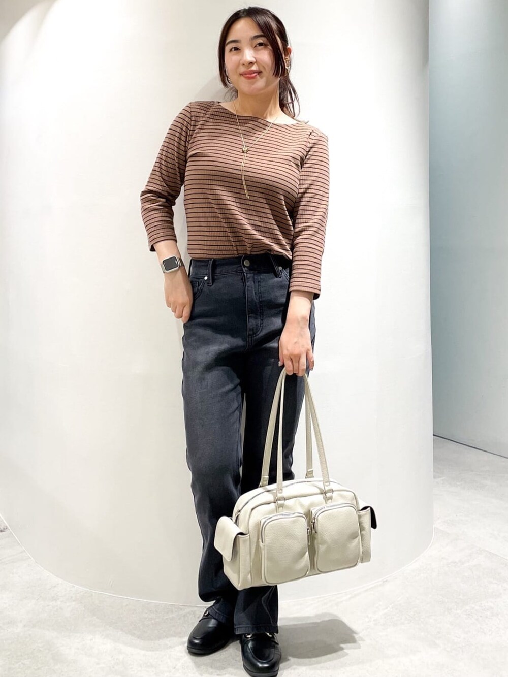 ブラック系のドレスシューズ、ブラック系のデニムパンツ、ホワイト系のベストを着用したレディースの夏コーディネートの8枚目の写真