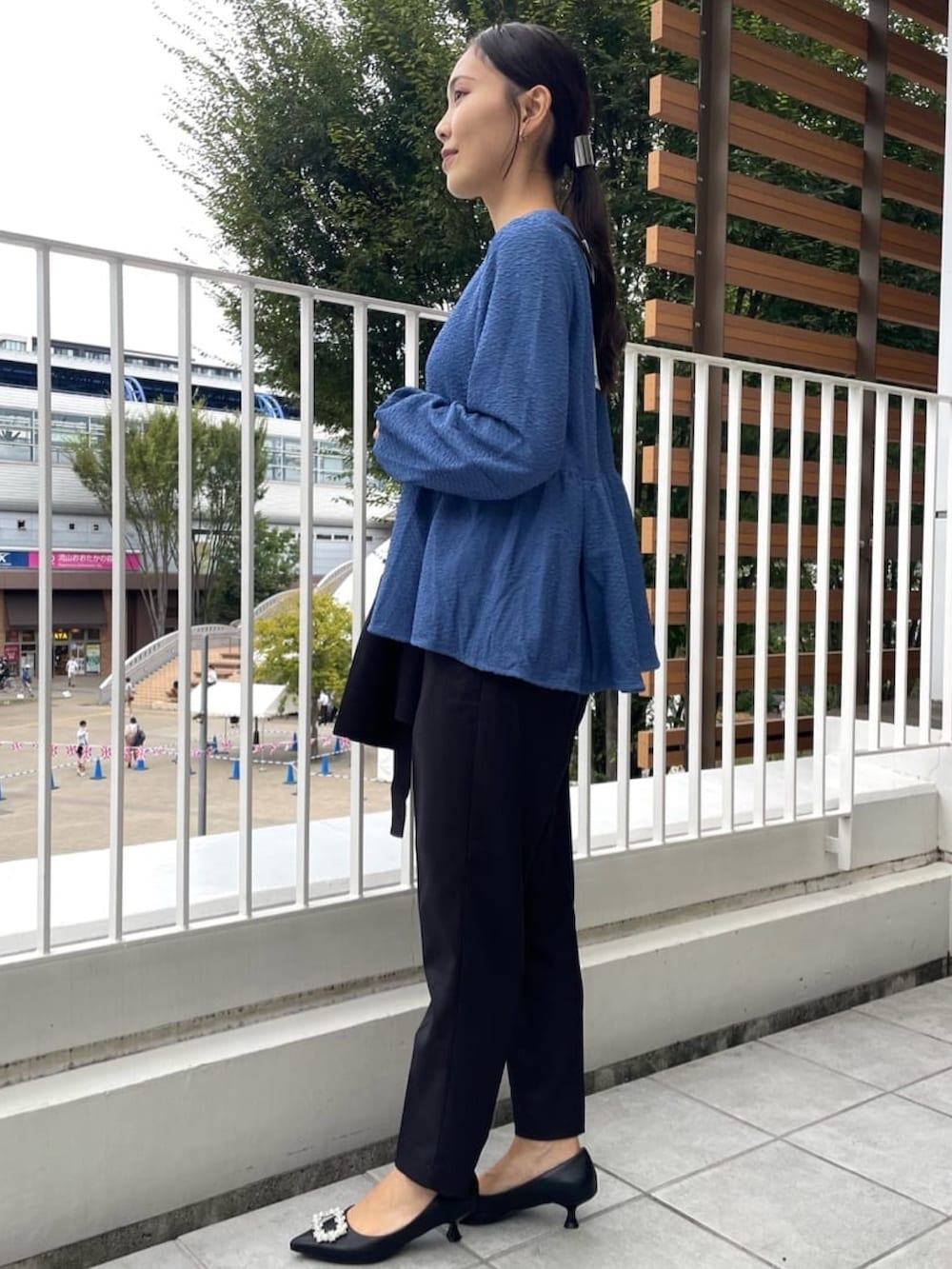 シルバー系のトートバッグ、ブラック系のその他パンツ、ブラック系のパンプスを着用したレディースの秋コーディネートの3枚目の写真