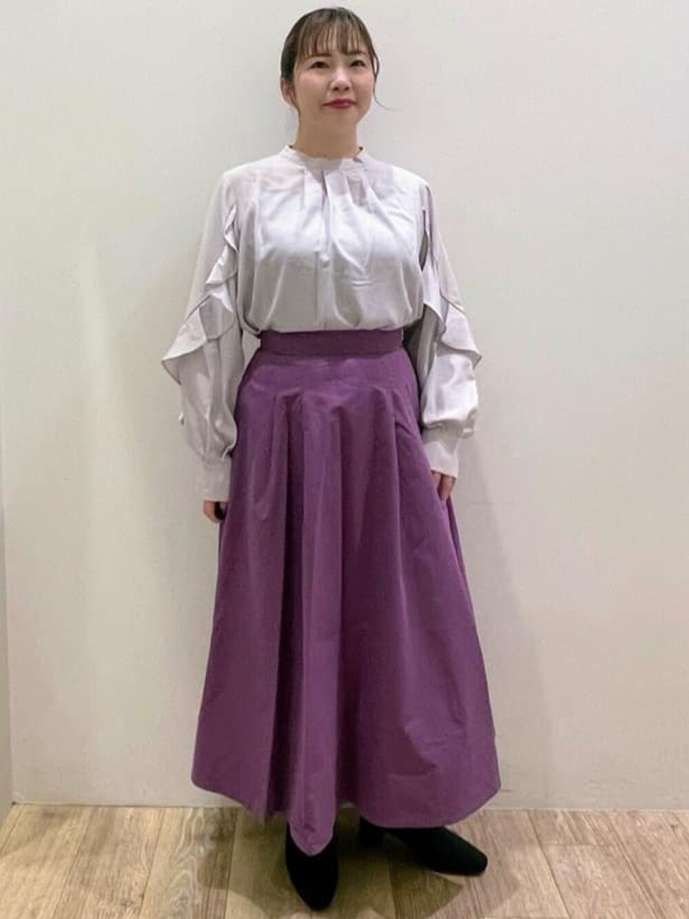 ベージュ系のシャツ/ブラウス、ブラック系のトートバッグ、パープル系のスカートを着用したレディースの秋コーディネートの2枚目の写真