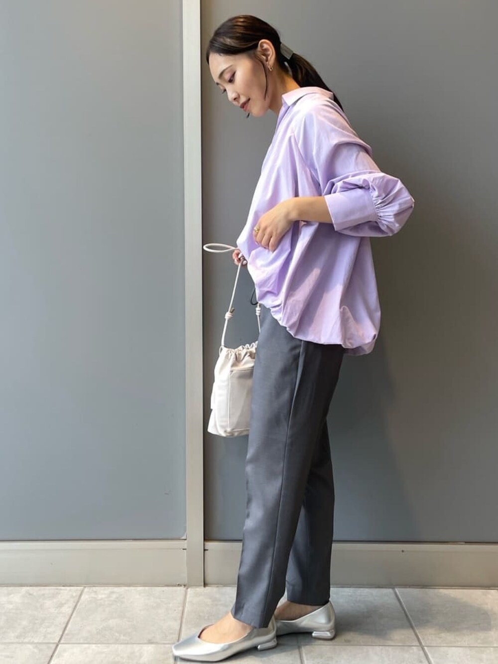 パープル系のシャツ/ブラウス、グレー系のその他パンツ、ホワイト系のショルダーバッグを着用したレディースの秋コーディネートの4枚目の写真