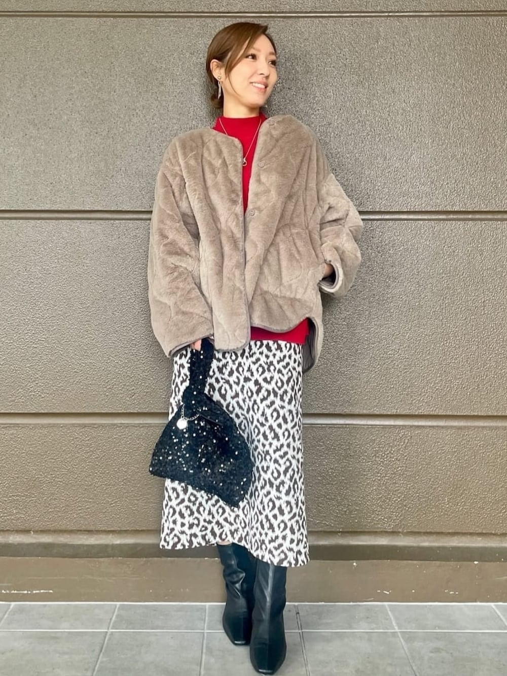 「ニット、リバーシブル、コート、冬コーデ、アウター、秋コーデ、レオパード、柄スカート、休日スタイル、ootd、OPAQUE.CLIP、オペークドットクリップ」|「OPAQUE.CLIPの《リバーシブル》キルティング×フェイクファージャケット【洗濯機洗い可】(ノーカラーコート、ブラウン系)」を使った、OPAQUE.CLIPスタッフさん(レディース・162cm)の秋コーディネートの2枚目の写真
