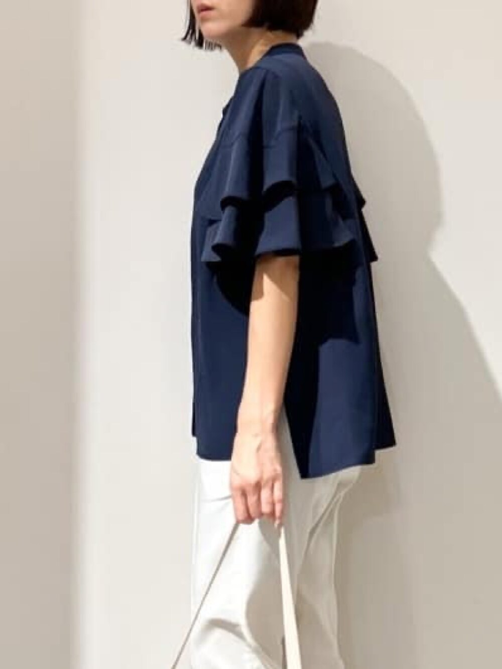 ブルー系のシャツ/ブラウス、ホワイト系のその他パンツ、ベージュ系のショルダーバッグを着用したレディースの夏コーディネートの7枚目の写真