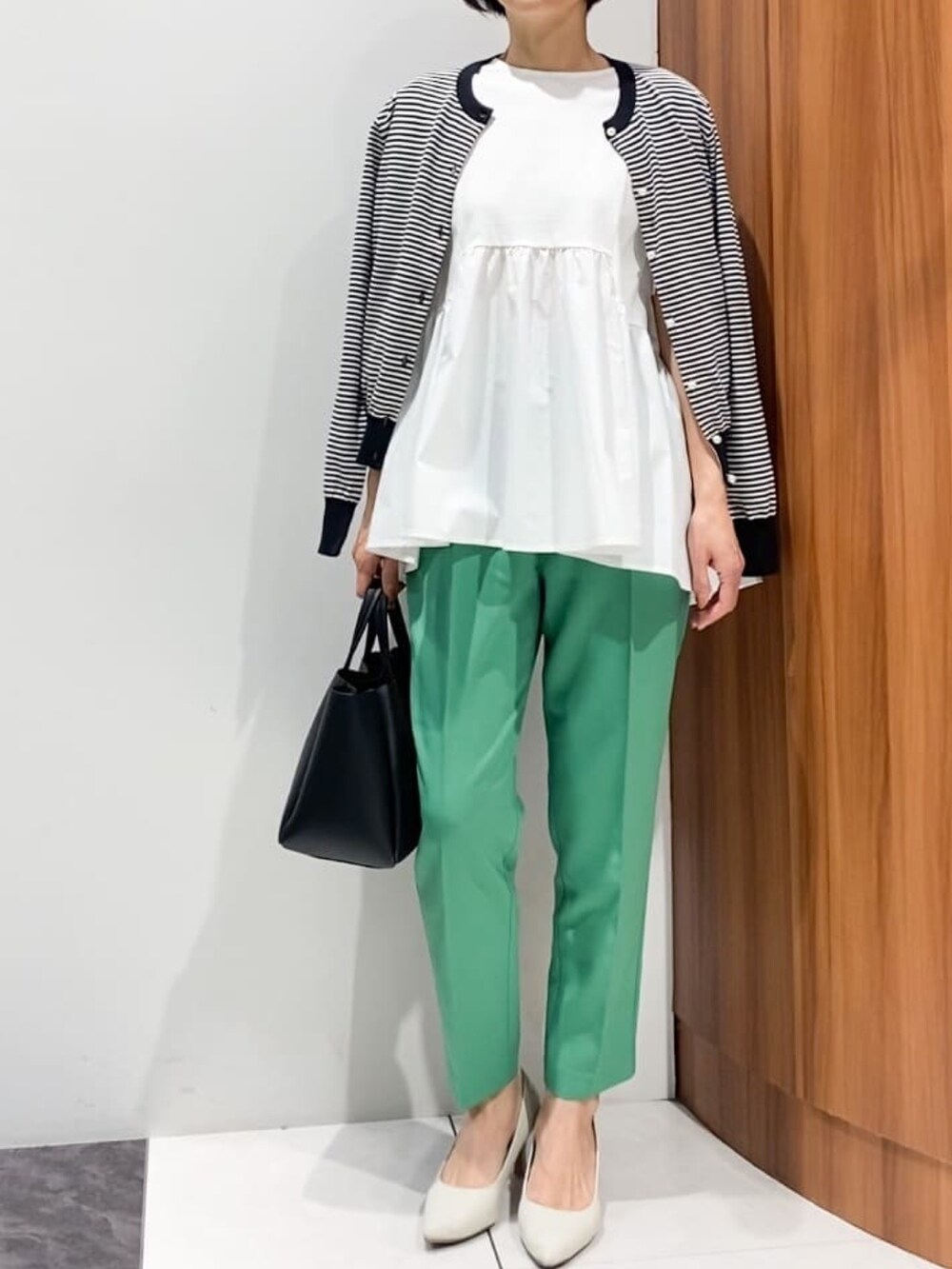 ホワイト系のTシャツ/カットソー、ホワイト系のカーディガン/ボレロ、グリーン系のその他パンツを着用したレディースの春コーディネートの2枚目の写真