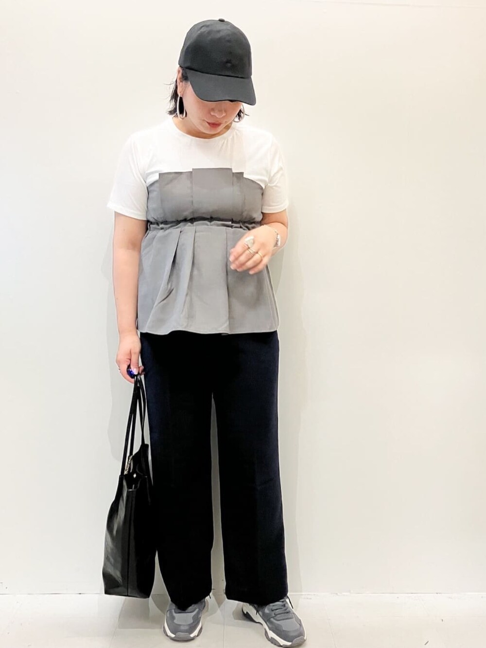 グレー系のTシャツ/カットソー、ブルー系のその他パンツ、ブラック系のトートバッグを着用したレディースの夏コーディネートの3枚目の写真