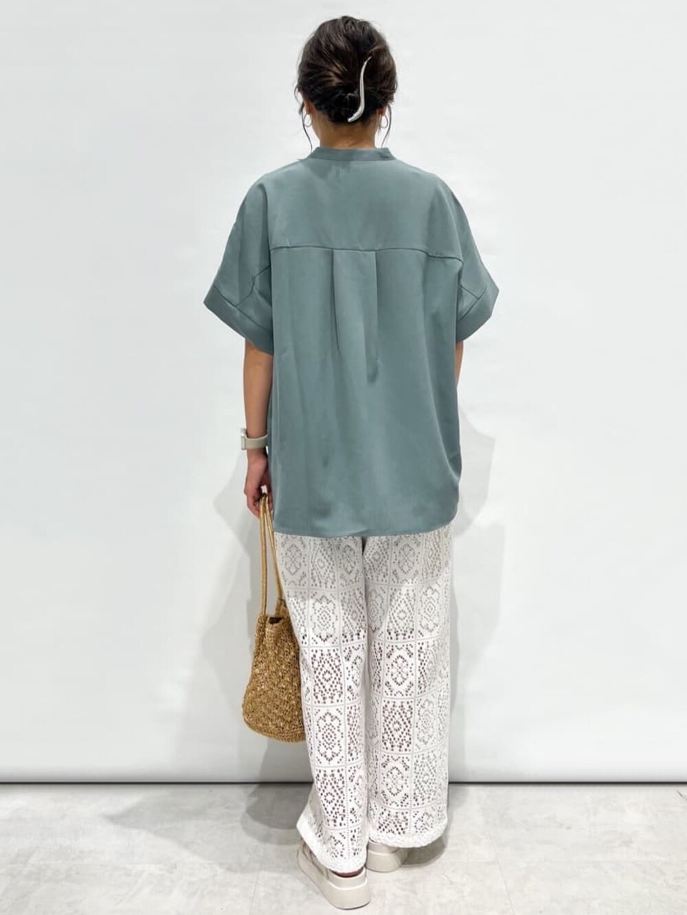 ブルー系のシャツ/ブラウス、ホワイト系のその他パンツ、ホワイト系のサンダルを着用したレディースの夏コーディネートの4枚目の写真