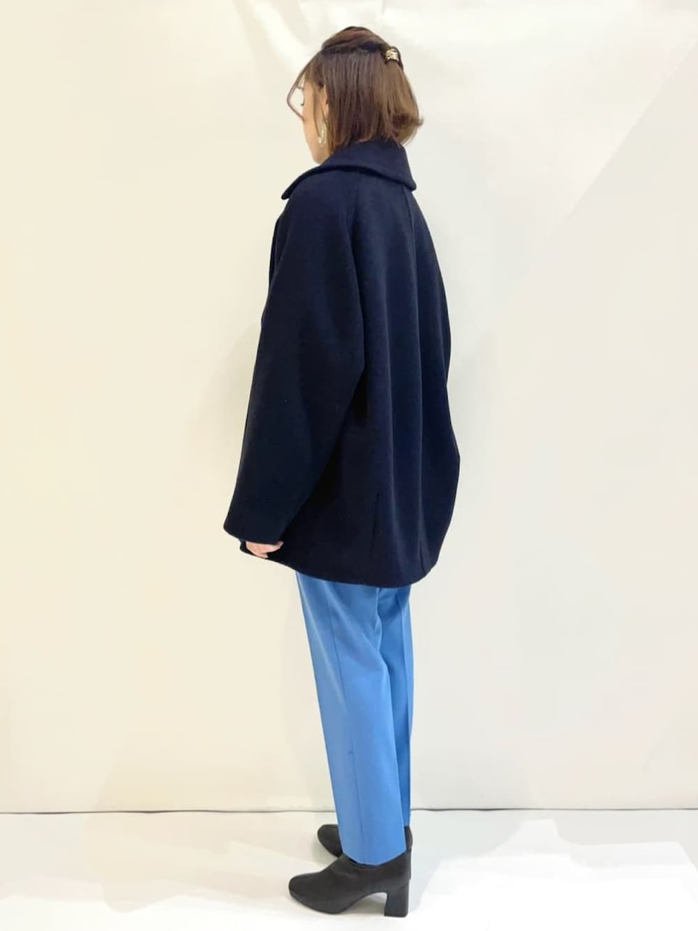 ブルー系のその他パンツ、ブルー系のピーコート、グレー系のニット/セーターを着用したレディースの秋コーディネートの2枚目の写真