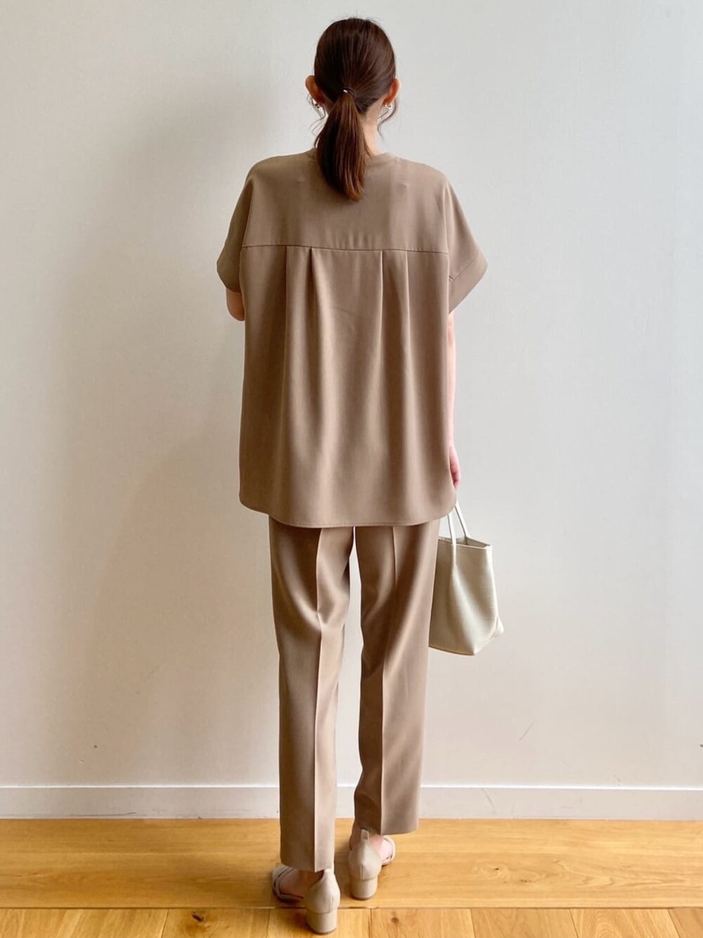 イエロー系のシャツ/ブラウス、イエロー系のその他パンツ、ベージュ系のサンダルを着用したレディースの夏コーディネートの5枚目の写真