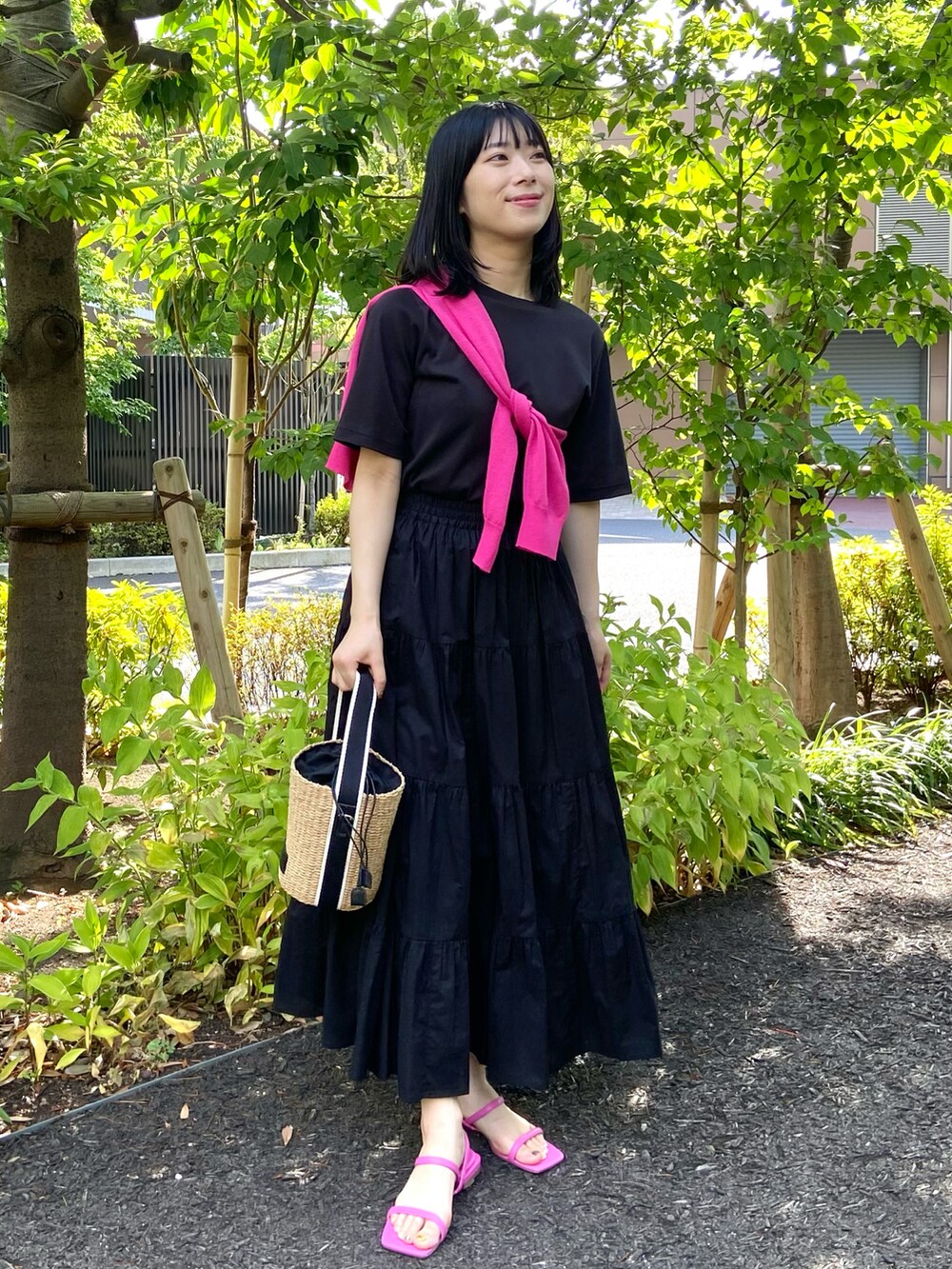 ピンク系のカーディガン/ボレロ、ブラック系のTシャツ/カットソー、ブラック系のスカートを着用したレディースの夏コーディネートの2枚目の写真