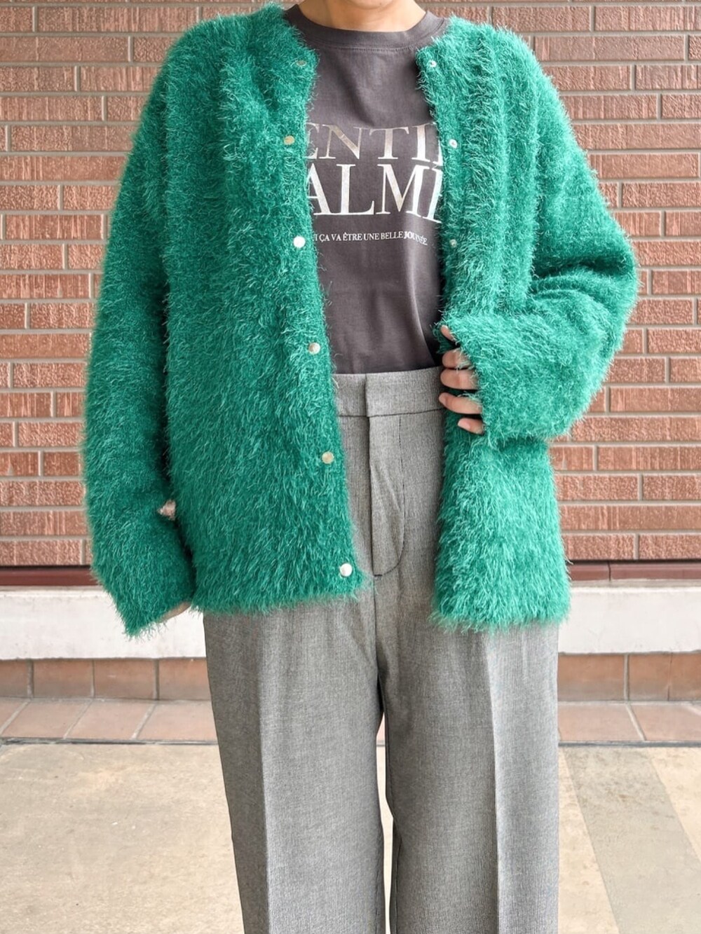 ブラック系のその他パンツ、グリーン系のカーディガン/ボレロ、グレー系のTシャツ/カットソーを着用したレディースの秋コーディネートの5枚目の写真