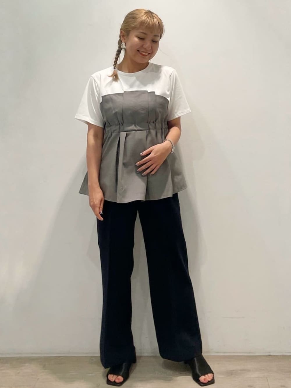 グレー系のTシャツ/カットソー、ブルー系のその他パンツ、ブラック系のサンダルを着用したレディースの夏コーディネートの5枚目の写真