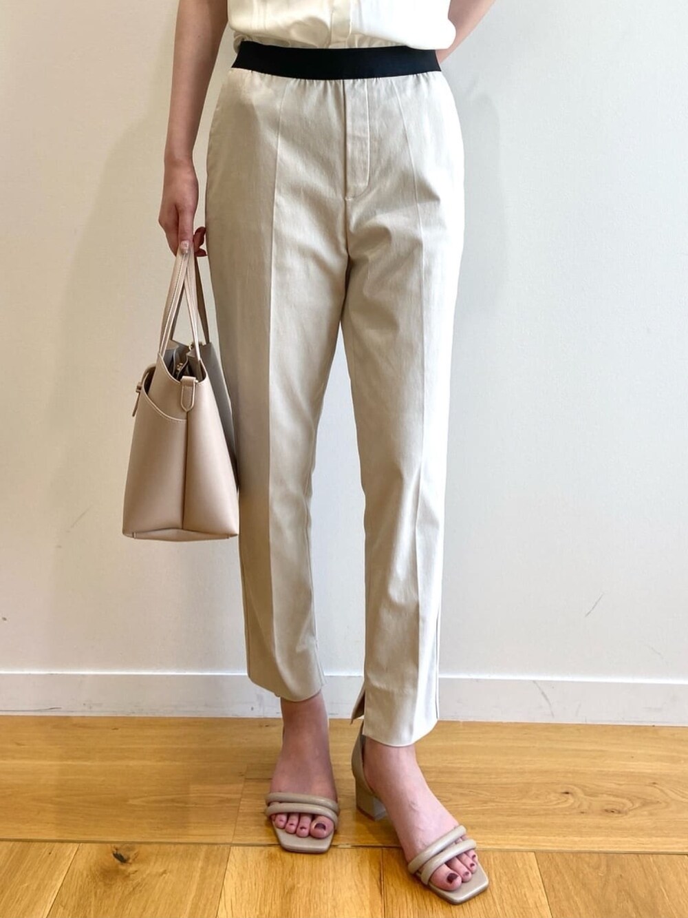 ホワイト系のシャツ/ブラウス、ベージュ系のその他パンツ、ベージュ系のトートバッグを着用したレディースの夏コーディネートの8枚目の写真