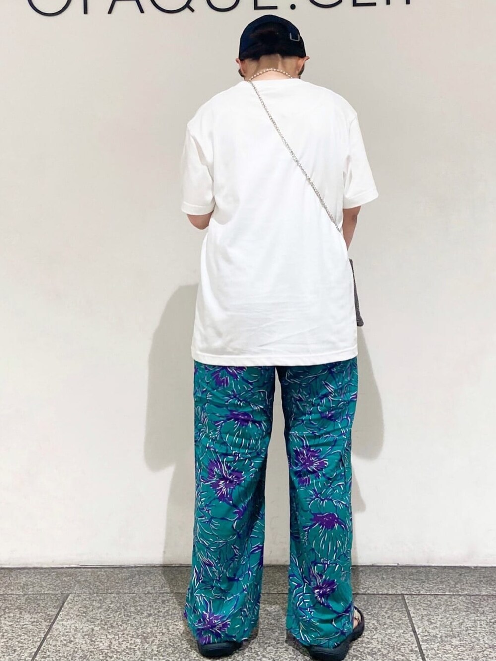 グレー系のショルダーバッグ、グリーン系のその他パンツ、ホワイト系のTシャツ/カットソーを着用したレディースの夏コーディネートの5枚目の写真