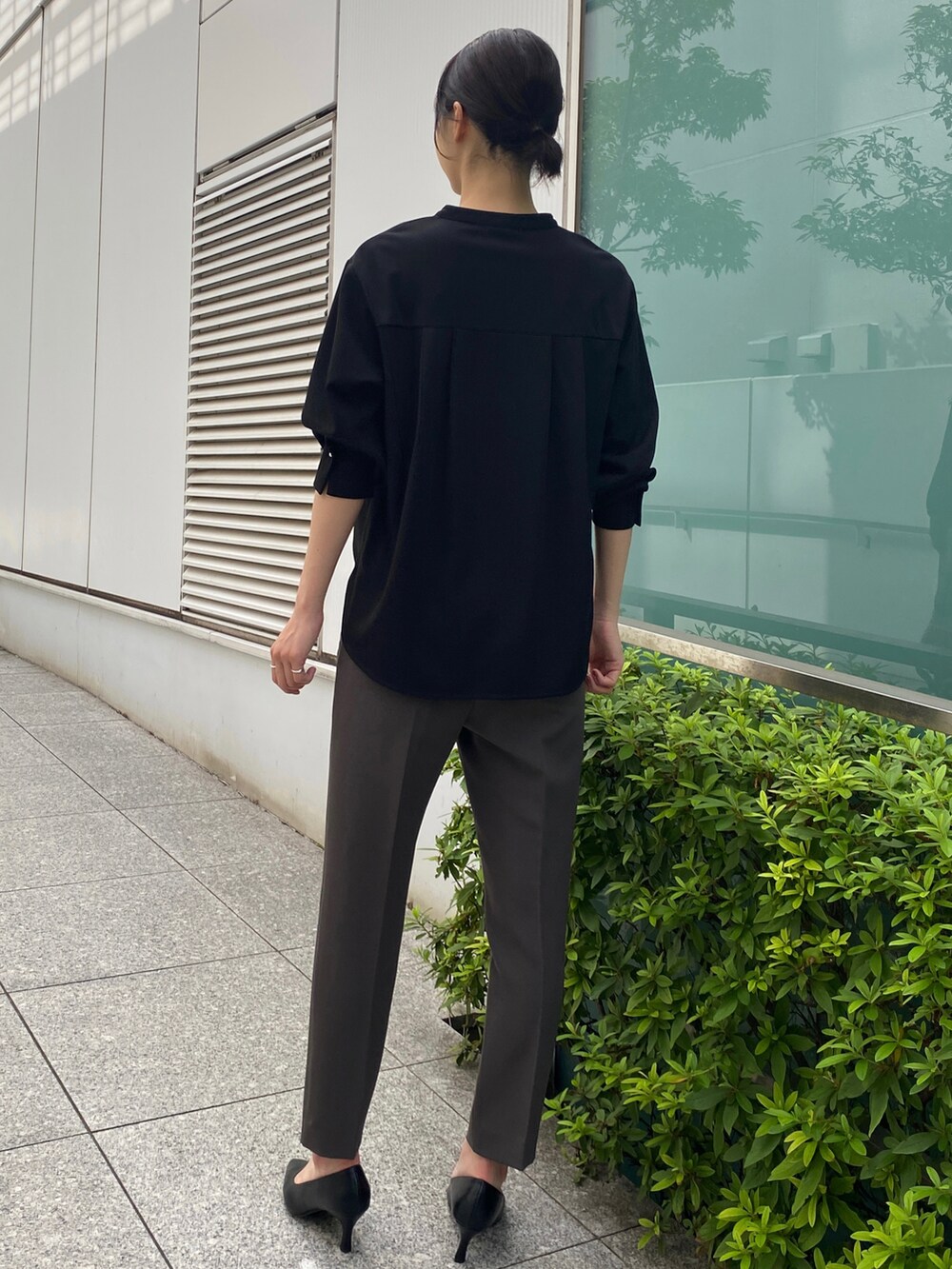 ブラック系のTシャツ/カットソー、グレー系のその他パンツ、ブラック系のパンプスを着用したレディースの秋コーディネートの3枚目の写真