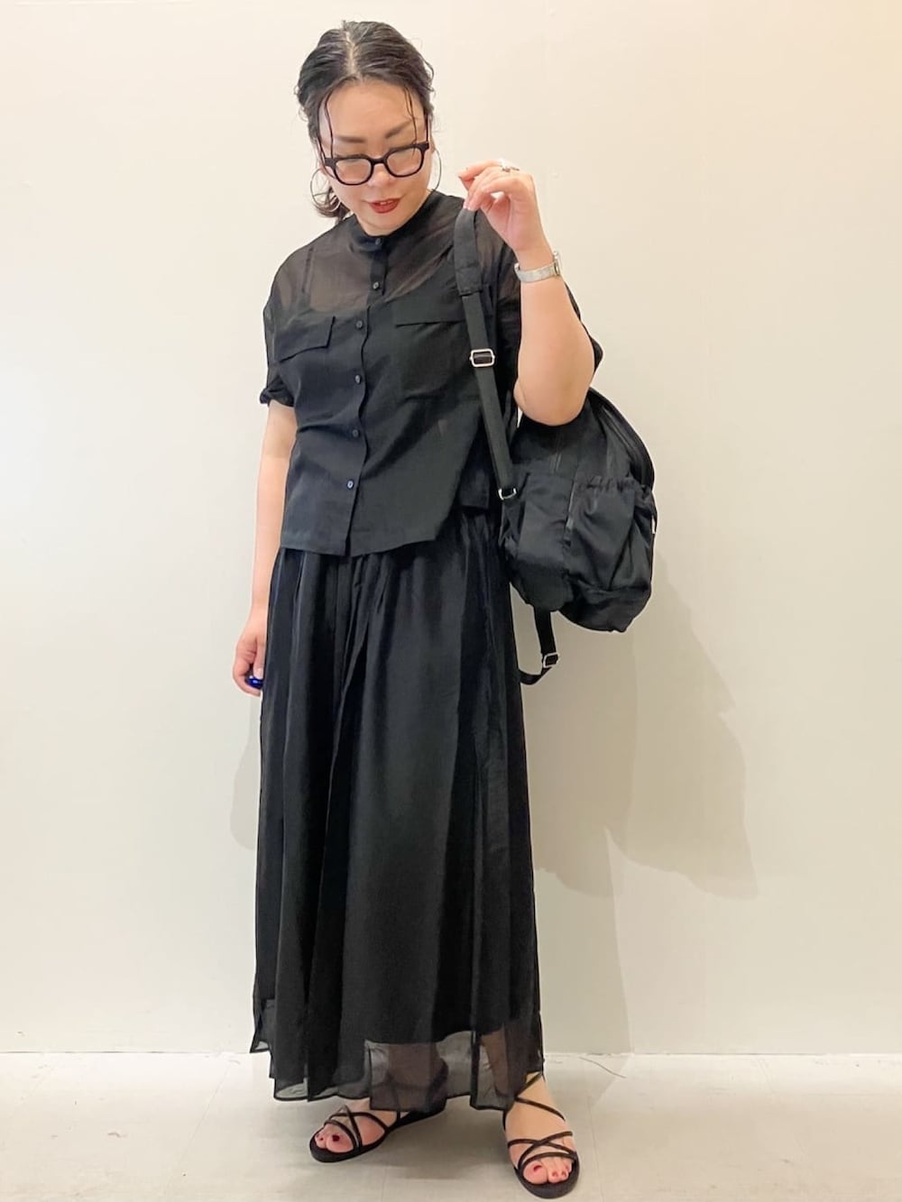 ベージュ系のカーディガン/ボレロ、ブラック系のシャツ/ブラウス、ブラック系のスカートを着用したレディースの春コーディネートの7枚目の写真