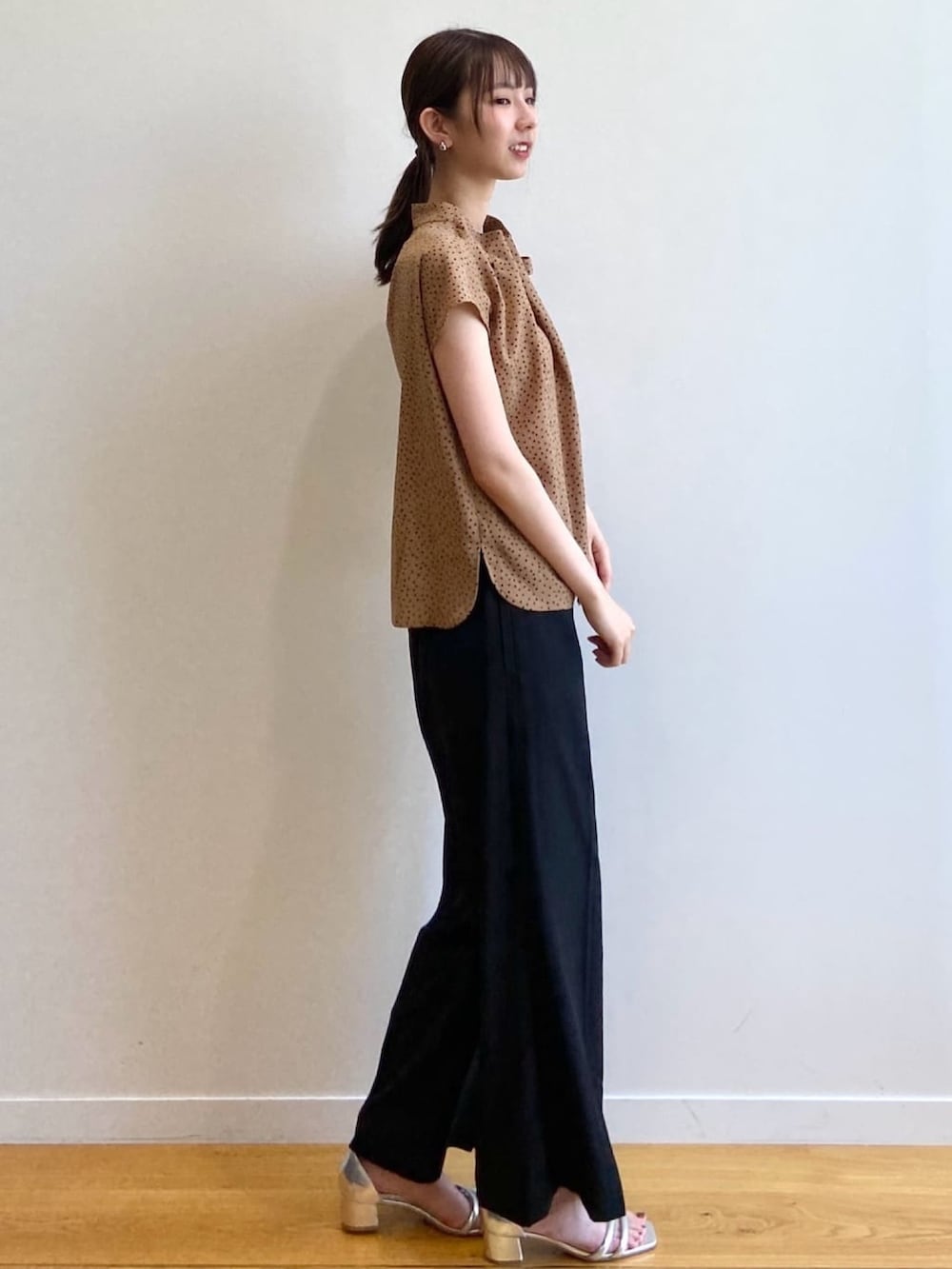 イエロー系のシャツ/ブラウス、ブラック系のその他パンツ、シルバー系のサンダルを着用したレディースの夏コーディネートの4枚目の写真