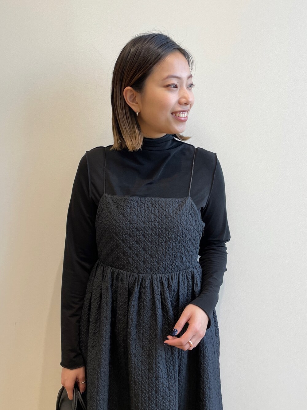 ブラック系のワンピース、ブラック系のTシャツ/カットソー、シルバー系のその他シューズを着用したレディースの冬コーディネートの4枚目の写真