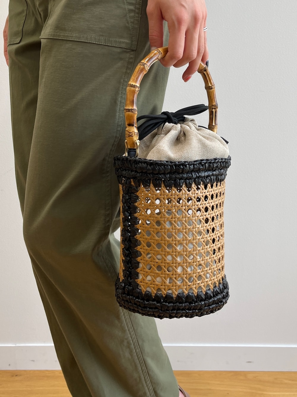 ブラウン系のサンダル、ブラック系のTシャツ/カットソー、ブラック系のトートバッグを着用したレディースの春コーディネートの6枚目の写真