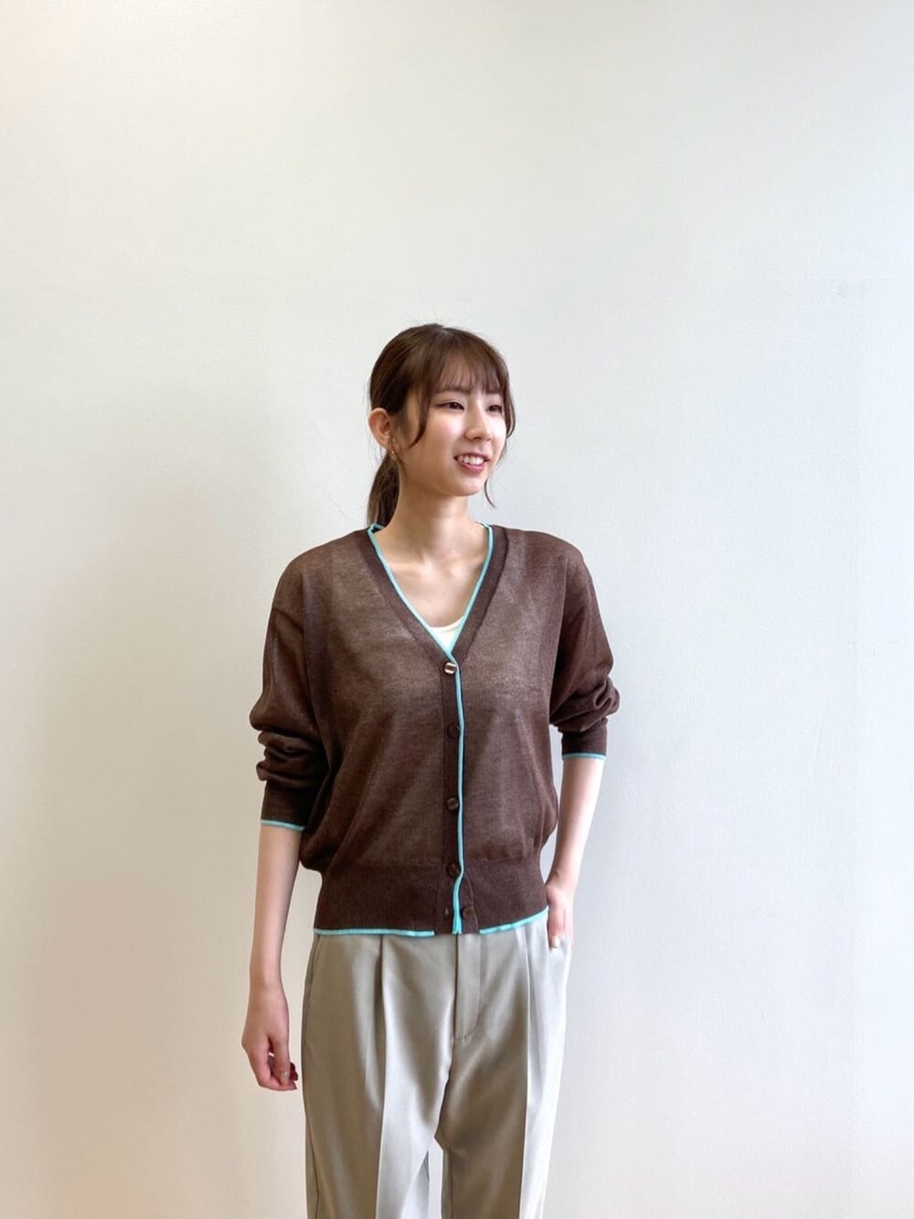 ブラウン系のカーディガン/ボレロ、グレー系のその他パンツ、ベージュ系のサンダルを着用したレディースの夏コーディネートの5枚目の写真