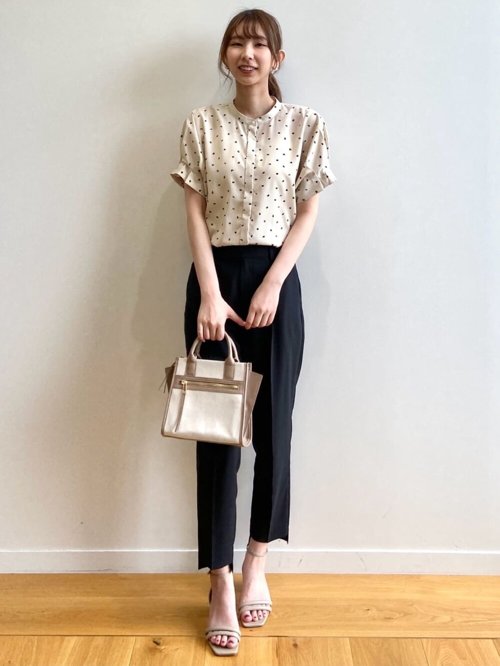 ベージュ系のシャツ/ブラウス、ブラック系のその他パンツ、ベージュ系のハンドバッグを着用したレディースの夏コーディネートの3枚目の写真