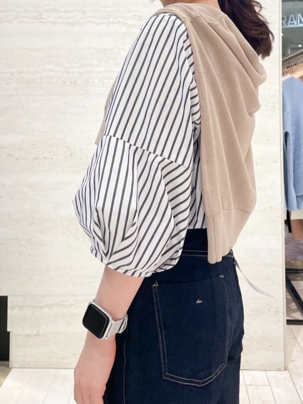 ブラック系のサンダル、ホワイト系のシャツ/ブラウス、ベージュ系のカーディガン/ボレロを着用したレディースの春コーディネートの3枚目の写真