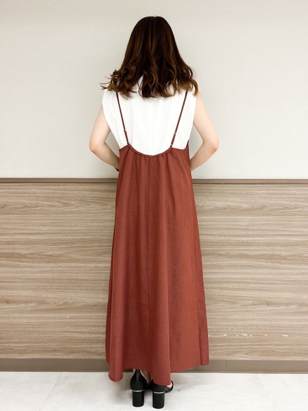 ホワイト系のTシャツ/カットソー、ブラック系のサンダル、オレンジ系のワンピースを着用したレディースの春コーディネートの3枚目の写真