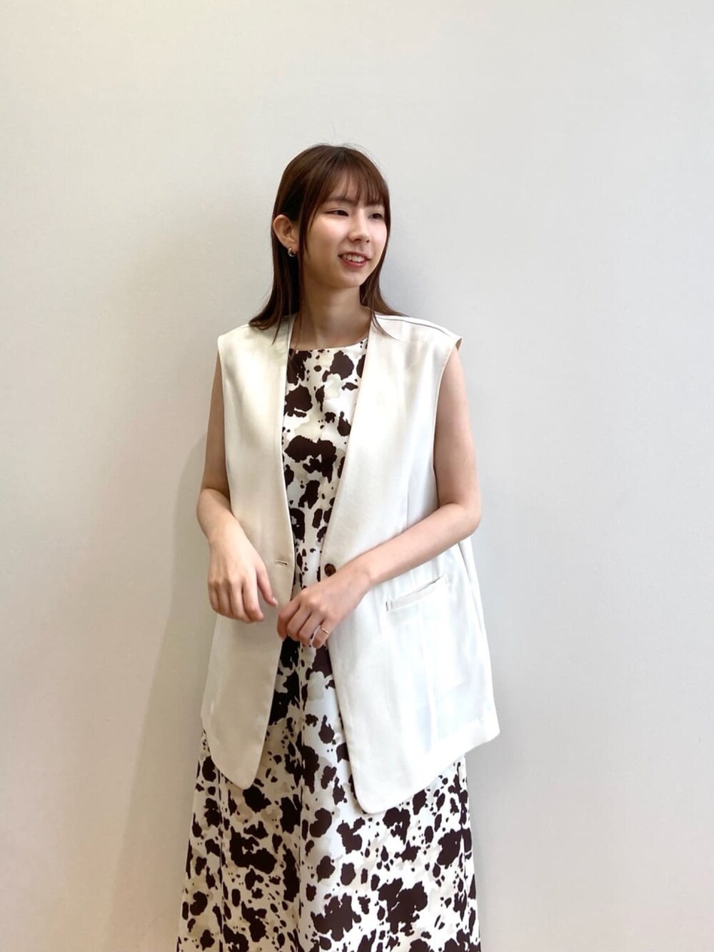 ブラウン系のワンピース、ベージュ系のベスト、シルバー系のパンプスを着用したレディースの夏コーディネートの5枚目の写真