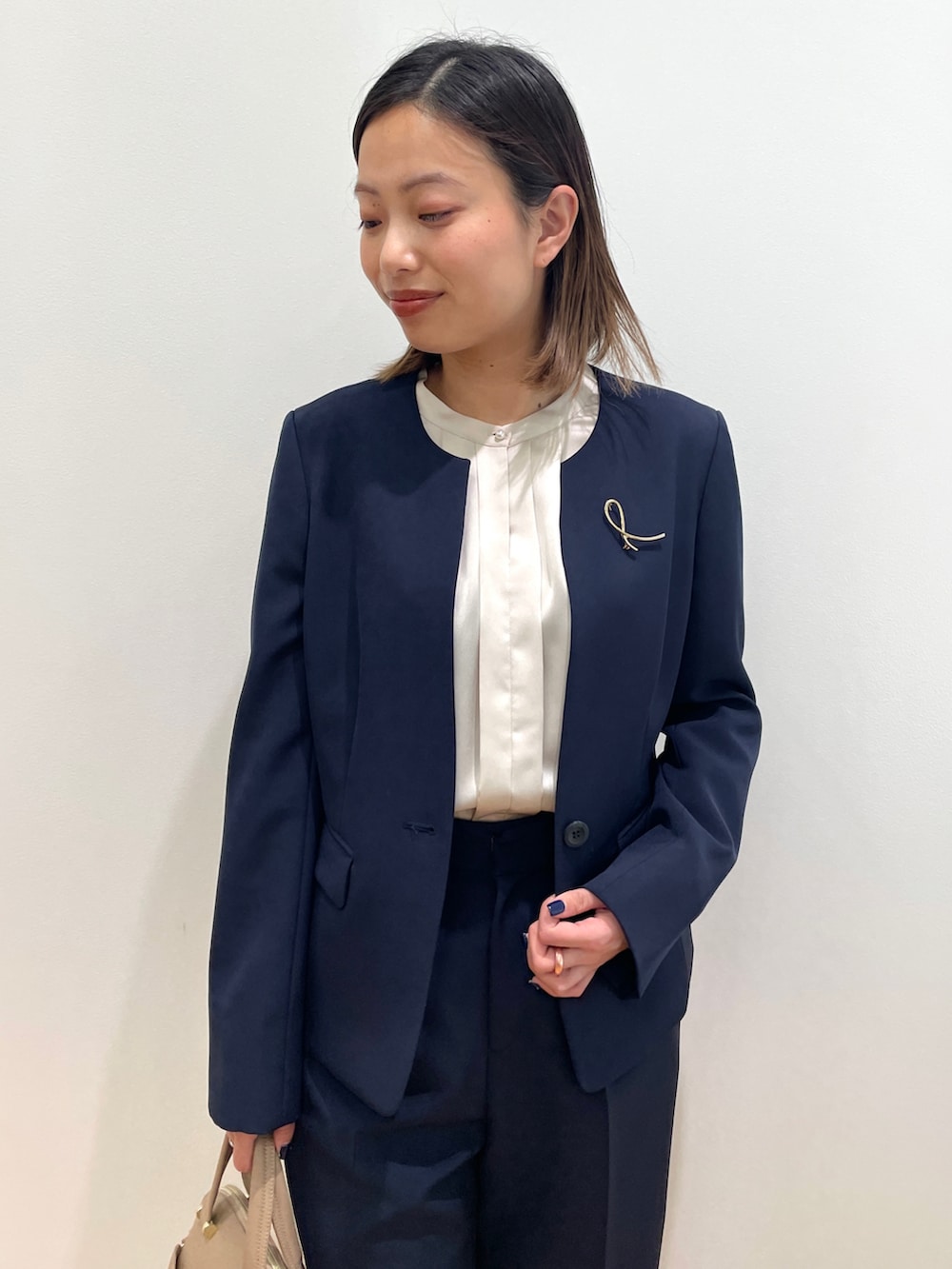 ブルー系のノーカラージャケット、ホワイト系のシャツ/ブラウス、ブルー系のその他パンツを着用したレディースの春コーディネートの3枚目の写真