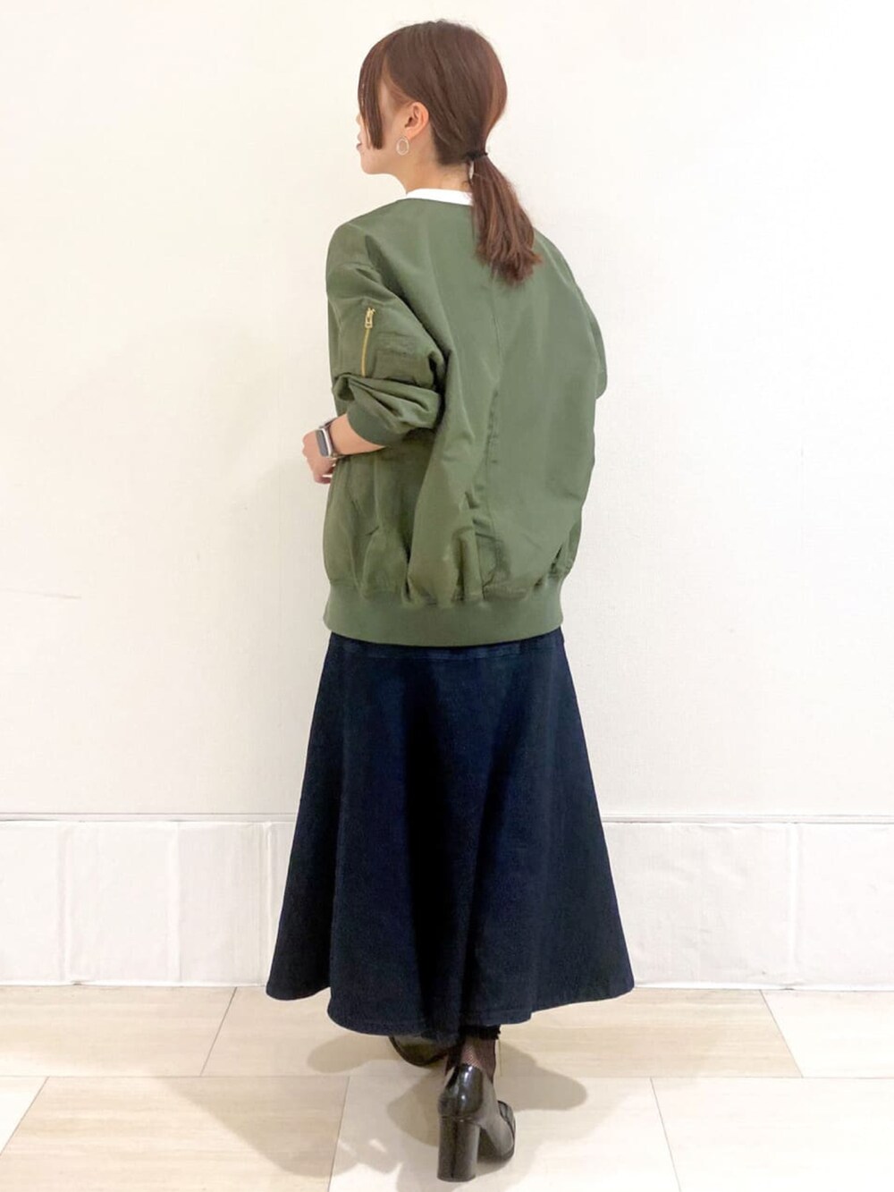 グリーン系のノーカラージャケット、ホワイト系のTシャツ/カットソー、ブラック系のパンプスを着用したレディースの夏コーディネートの4枚目の写真
