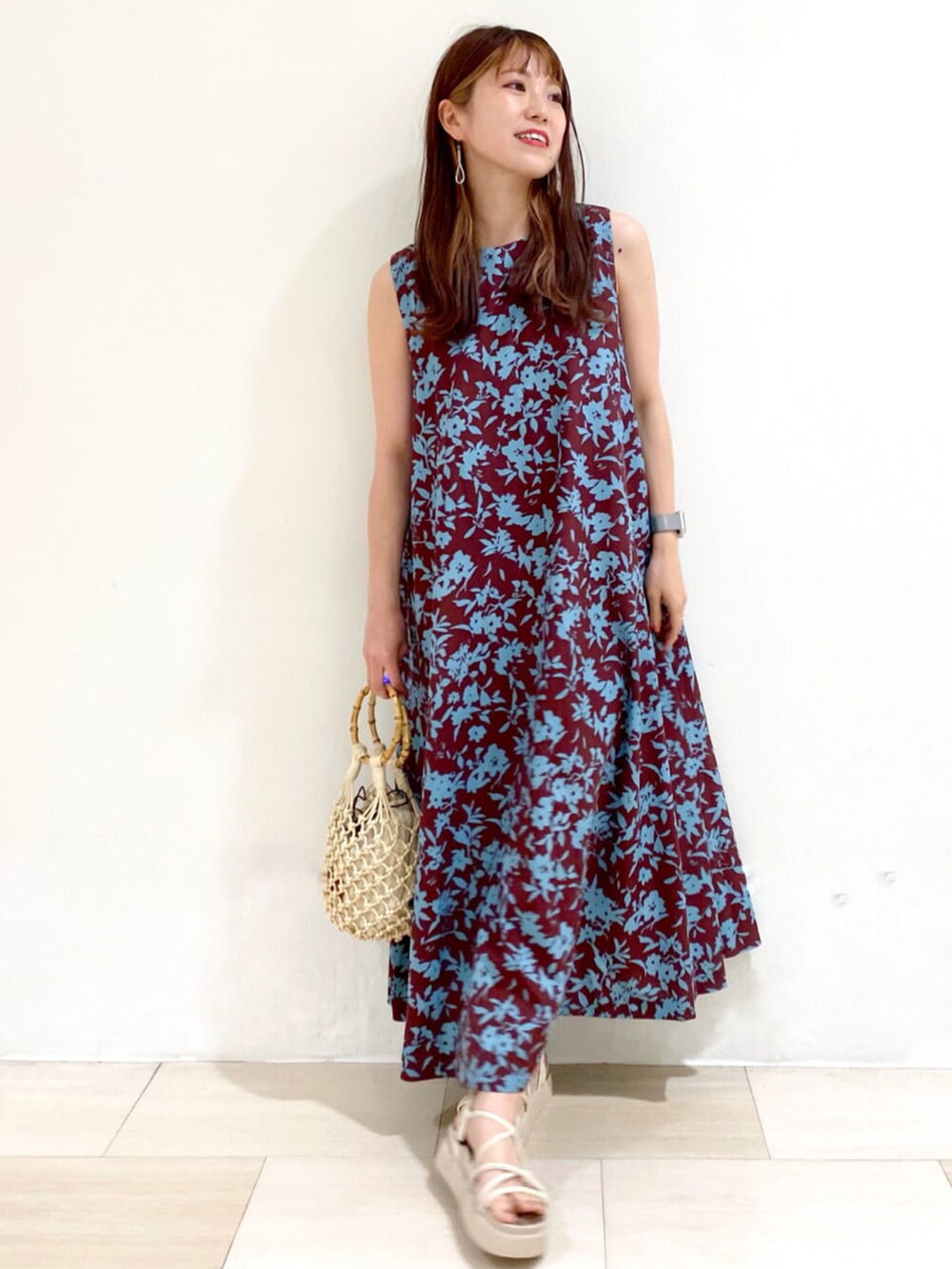 レッド系のワンピース、ベージュ系のハンドバッグ、ホワイト系のサンダルを着用したレディースの夏コーディネートの5枚目の写真